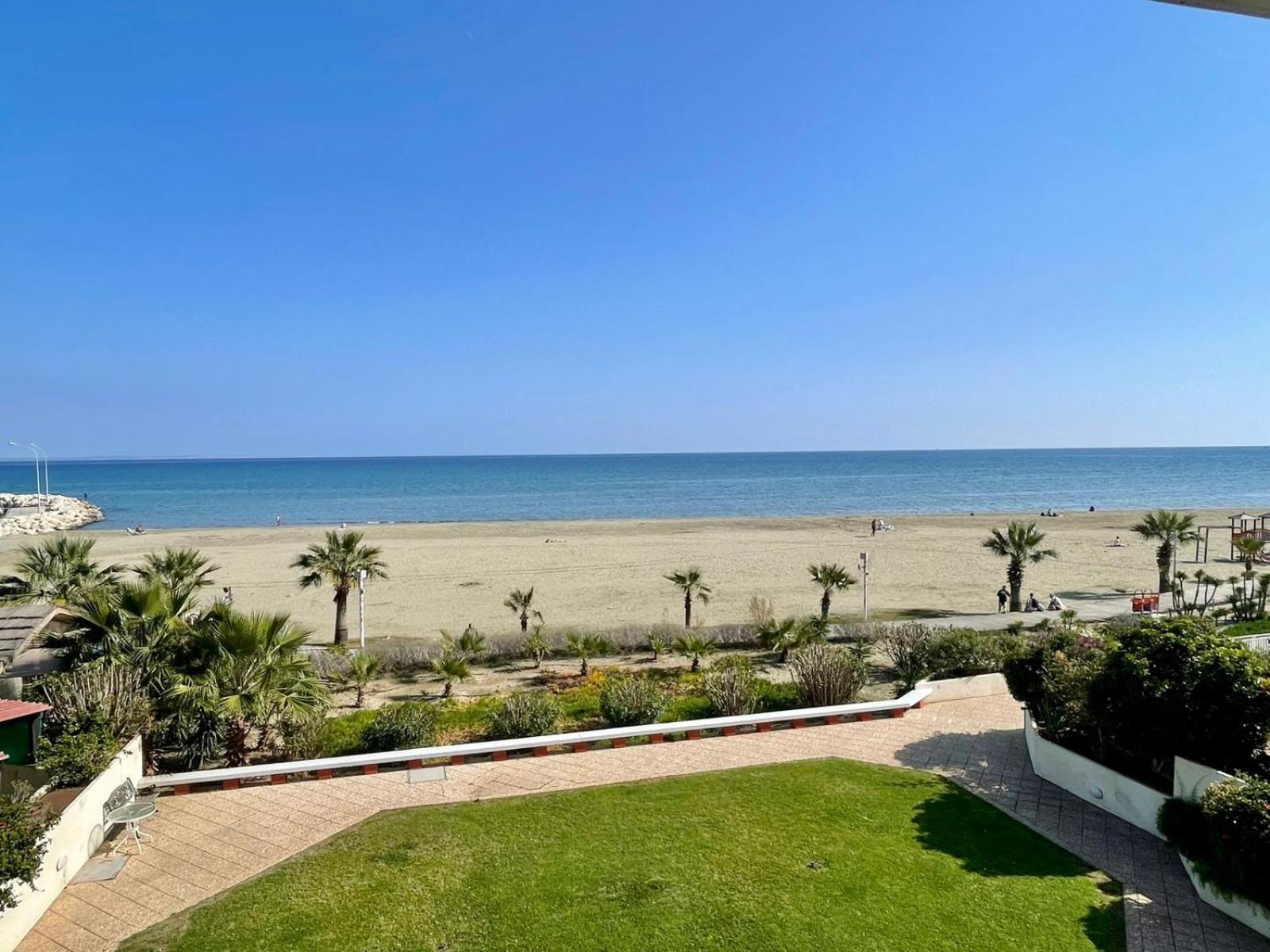 לרנקה Sea View Suite In Makenzy מראה חיצוני תמונה